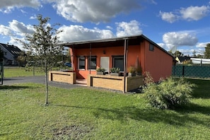 A single-story building with a brick facade, a flat roof, and a small porch area. - with boat/ house Haveleck (Ketzin\/Havel)