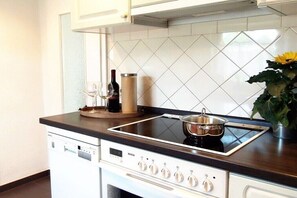 A kitchen with a Bosch stove, a dishwasher, and a sink. - with boat/ house Haveleck (Ketzin\/Havel)
