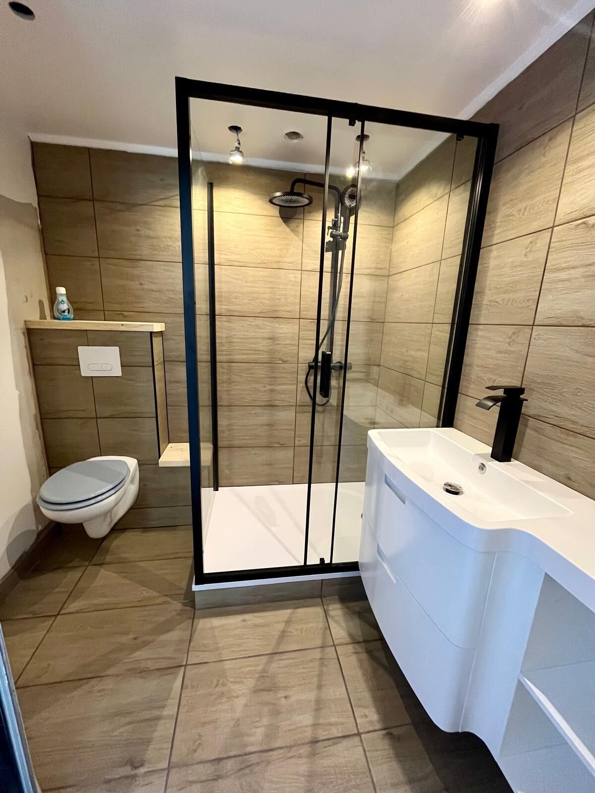 Douche, sèche-cheveux, serviettes fournies, papier toilette