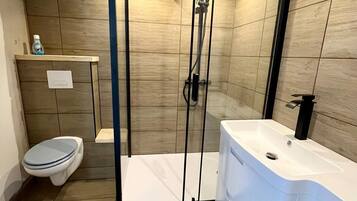 Douche, sĂšche-cheveux, serviettes fournies, papier toilette