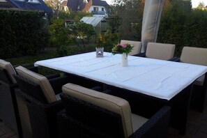 Outdoor dining - Holiday home in Zingst with swimming pool (Zingst)