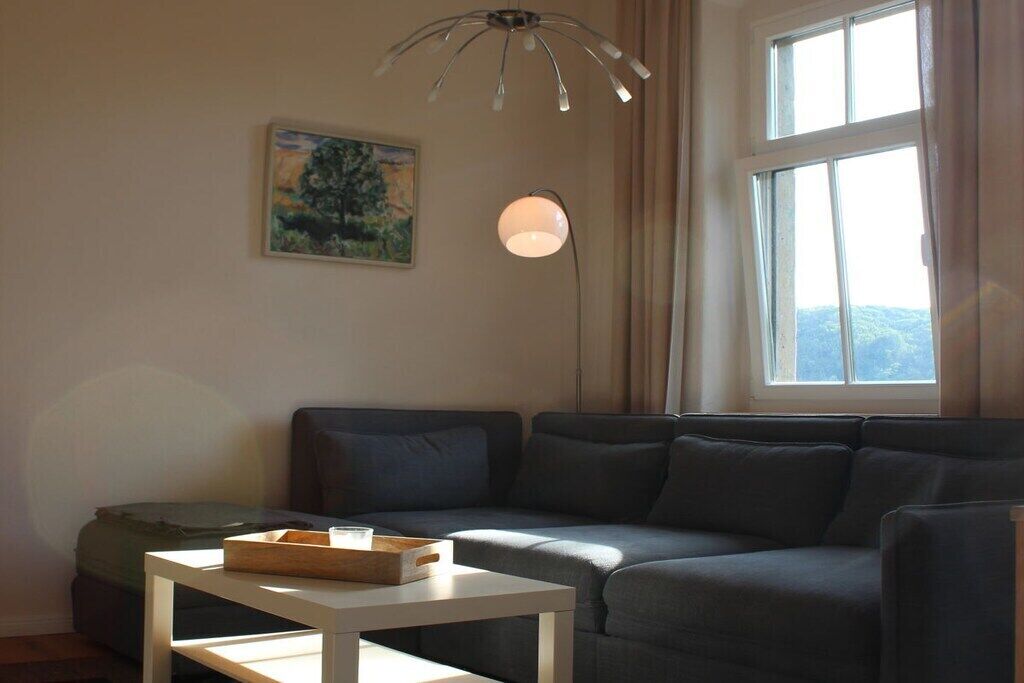 Smart-TV, Kamin, Bücher