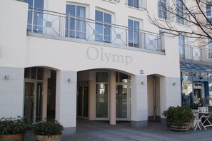 Ein Gebäude mit dem Schild 'Olymp', das ein Hotel oder eine ähnliche Einrichtung kennzeichnet.
