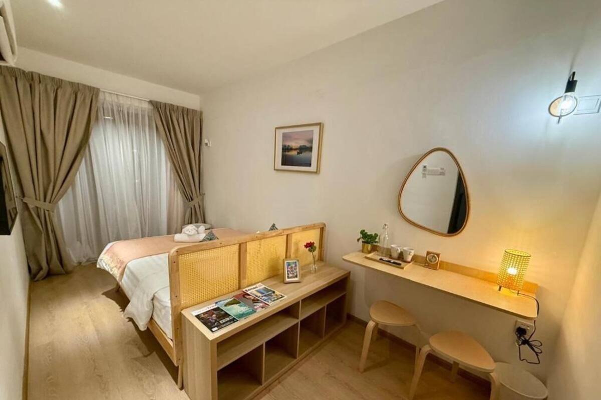Habitación doble, 1 cama Queen size, vista al jardín | Cortinas blackout, tabla de planchar con plancha y wifi gratis
