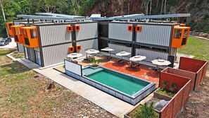 Piscine extérieure, parasols de plage, chaises longues