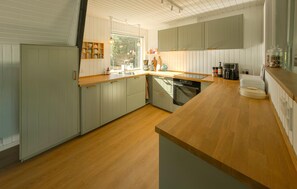 Wasserkocher mit Kaffee-/Teezubehör, Kühlschrank, Mikrowelle, Ofen