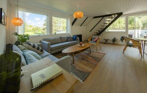 Un salón amplio con un sofá, una mesa de centro y una escalera.