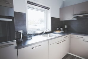 Fridge, microwave, oven, stovetop - Bungalow with 2 bedrooms (Bitterfeld-Wolfen)
