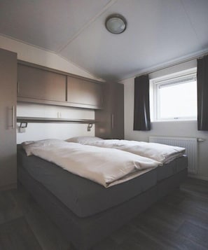 Free WiFi, bed sheets - Bungalow with 2 bedrooms (Bitterfeld-Wolfen)