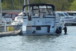 Ein Boot namens 'Ariba' mit einer Kabine, Rettungsringen und Liegeposition.