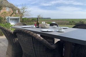 Outdoor dining - Holiday home with 3 bedrooms (Sylt, OT Rantum)