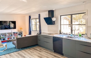Wasserkocher mit Kaffee-/Teezubehör, Kühlschrank, Mikrowelle