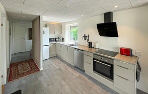 Coffee/tea maker, fridge, microwave, stovetop - Nice home in Strøby with WiFi (Strøby)