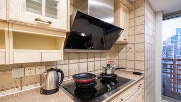 Superior Apartment, 2 Bedrooms, Non Smoking, City View | Private kitchen