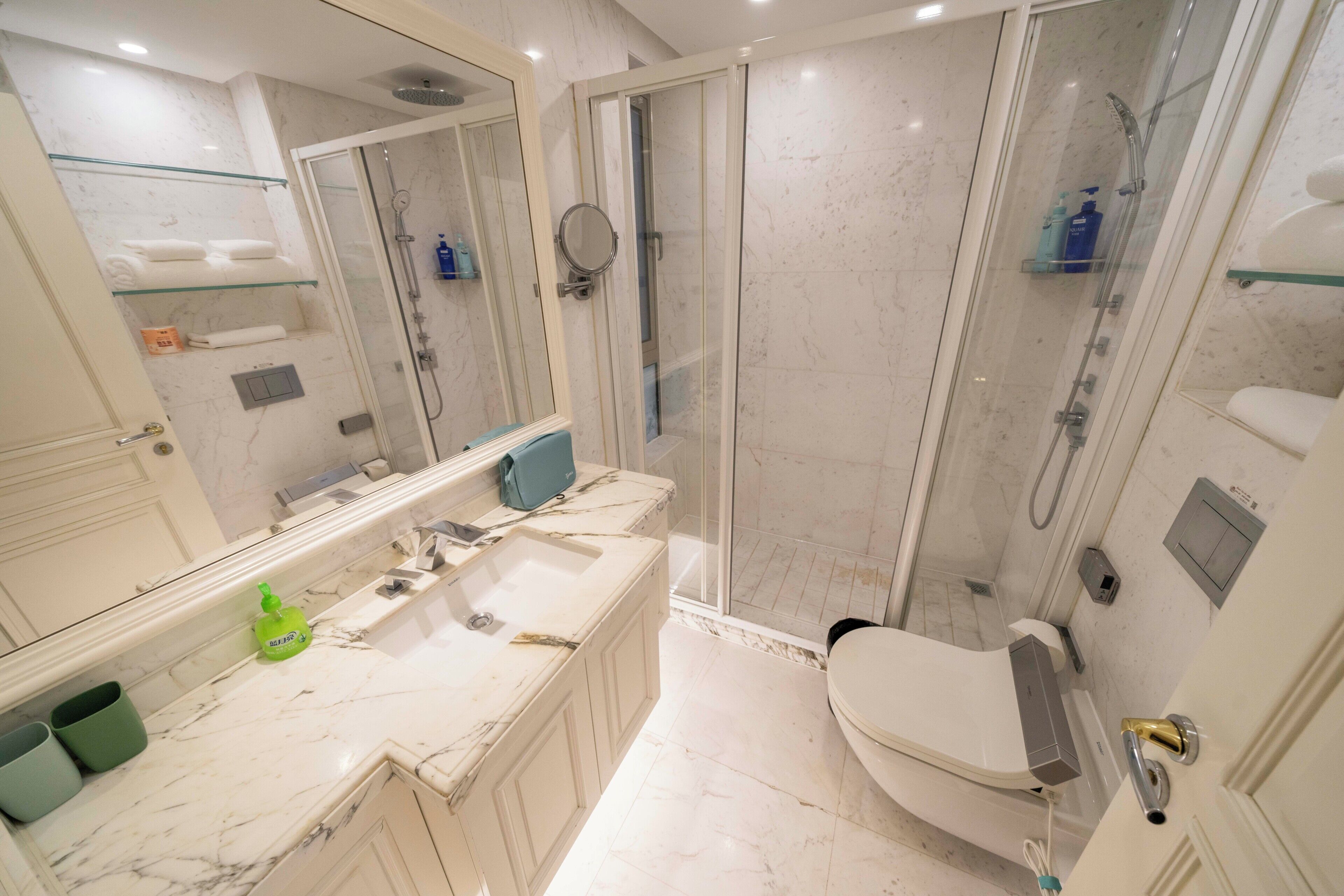Departamento superior, 2 habitaciones, para no fumadores, vista a la ciudad | Baño | Pantuflas 