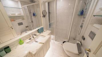 Departamento superior, 2 habitaciones, para no fumadores, vista a la ciudad | Baño | Pantuflas