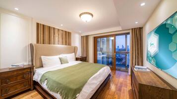 Departamento superior, 2 habitaciones, para no fumadores, vista a la ciudad | Cortinas blackout, insonorización y tabla de planchar con plancha