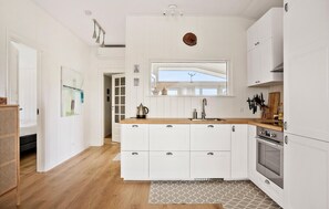 Wasserkocher mit Kaffee-/Teezubehör, Kühlschrank, Mikrowelle, Ofen