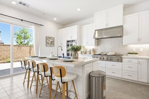 Private kitchen - Modern 5BR Home/8 Beds/Spacious Retreat/Family/Biz (Hacienda Heights)
