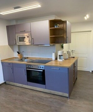 Coffee/tea maker, fridge, microwave, oven - Holiday apartment with 2 bedrooms (Ostseebad Rerik)