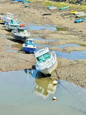 Boats on a pebbly shore with water. - 🌿 Havre de paix entre mer et campagne - Renovated barn 4 travelers (Coëx)
