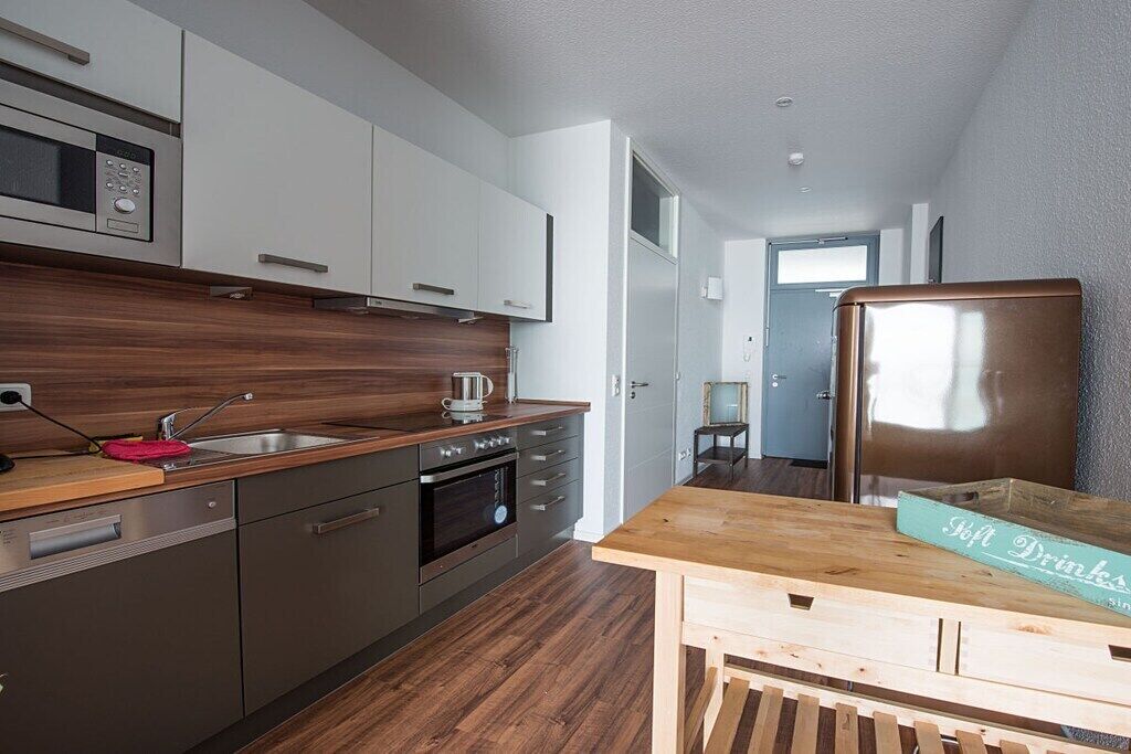 Kühlschrank, Ofen, Herdplatte, Esstisch