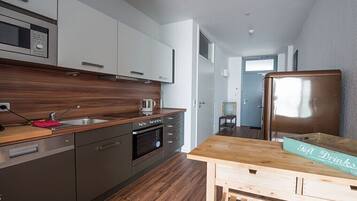 Kühlschrank, Ofen, Herdplatte, Esstisch