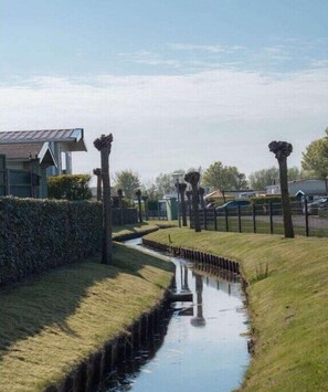 Property grounds - Cabin in Renesse with swimming pool (Renesse)