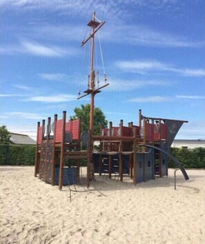 Children’s area - Cabin in Renesse with swimming pool (Renesse)