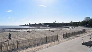 Nær stranden og fisking