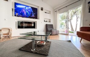 Smart TV, fireplace - Charmante maison avec piscine (Lagord)