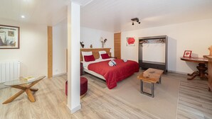 Ein modernes Schlafzimmer mit Bett, Nachttisch und Kleiderschrank.