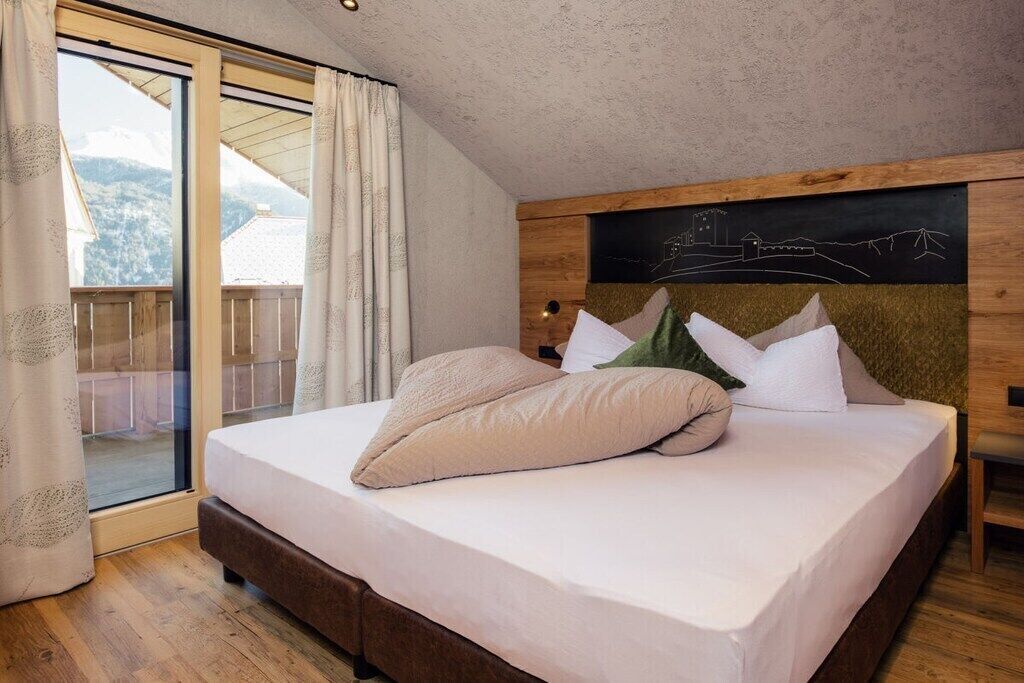 3 bedrooms, travel cot, free WiFi, bed sheets