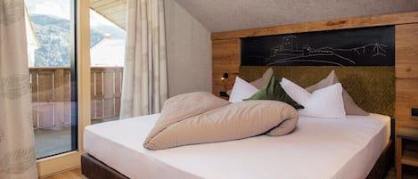 3 bedrooms, travel cot, free WiFi, bed sheets