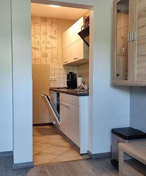 Wasserkocher mit Kaffee-/Teezubehör, Kühlschrank, Ofen, Herdplatte