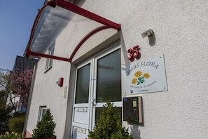 A building with a sign reading '35 AUS FLORA' and a KeyJoy lock system. - Sunflower, terrace and Moselle view (Cochem)