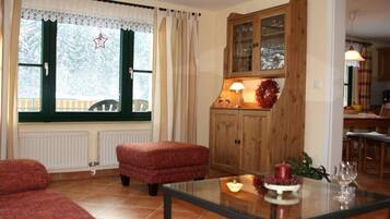 Smart TV, fireplace, stereo