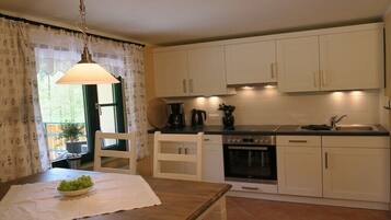 Coffee/tea maker, fridge, oven, stovetop