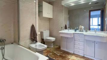 Sèche-cheveux, bidet, serviettes fournies, savon