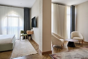 Suite, 1 King Bed | In-room safe, laptop workspace, blackout curtains, soundproofing