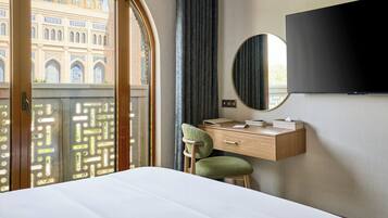Suite, 1 cama de matrimonio grande | Ropa de cama hipoalergénica, minibar, caja fuerte