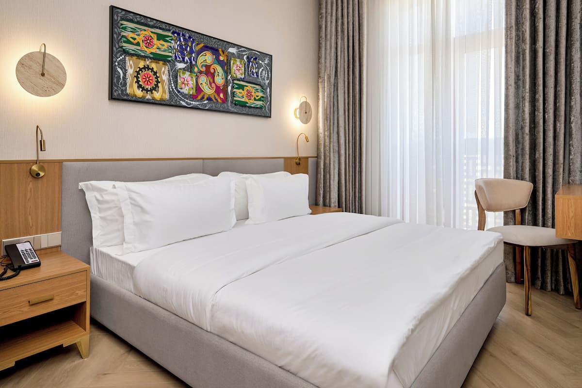 Deluxe Room, 1 King Bed | In-room safe, laptop workspace, blackout curtains, soundproofing