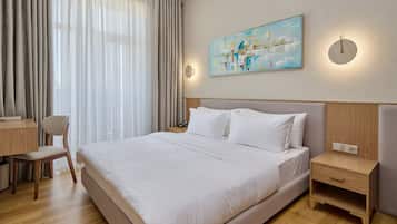 Standard Room, 1 King Bed | In-room safe, laptop workspace, blackout drapes, soundproofing