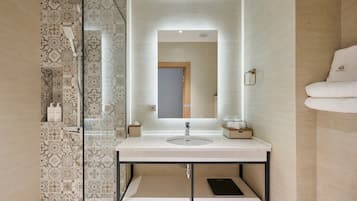 Standard Room, 1 King Bed | Bathroom | Free toiletries, hair dryer, slippers, towels