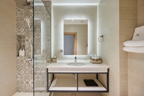Camera Standard, 1 letto king | Bagno | Set di cortesia gratuito, asciugacapelli, pantofole, asciugamani