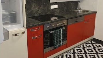 Wasserkocher mit Kaffee-/Teezubehör, Kühlschrank, Mikrowelle, Ofen