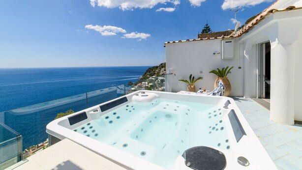 A hot tub on a balcony with a sea view. - Estate4home - Villa Lettieri (Praiano)