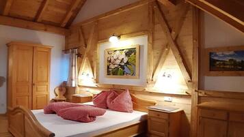 2 Schlafzimmer, Schreibtisch, Bügeleisen/Bügelbrett, Reisekinderbett