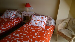 Iron/ironing board, bed sheets - Casa Amapola "Poppy House "- duplex with pool on the beach (Foz)