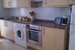 Private kitchen - Casa Amapola "Poppy House "- duplex with pool on the beach (Foz)